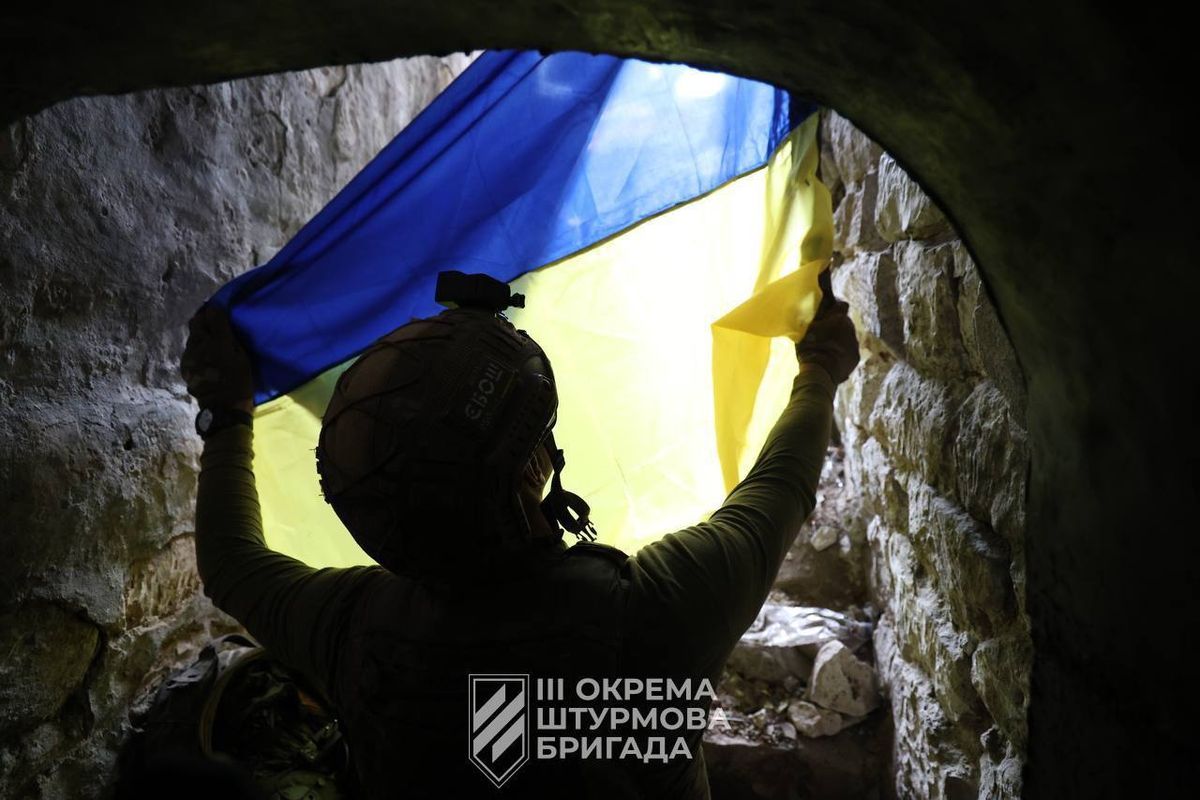 Українські військові підняли прапор над Андріївкою.
