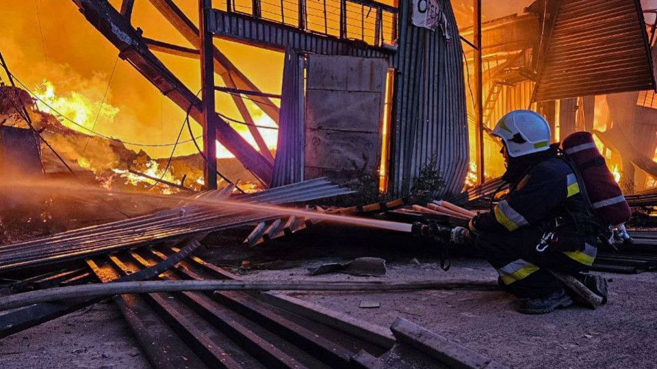 Львівські пожежники гасять зруйновані росіянами склади з гумдопомогою від Ватікану.