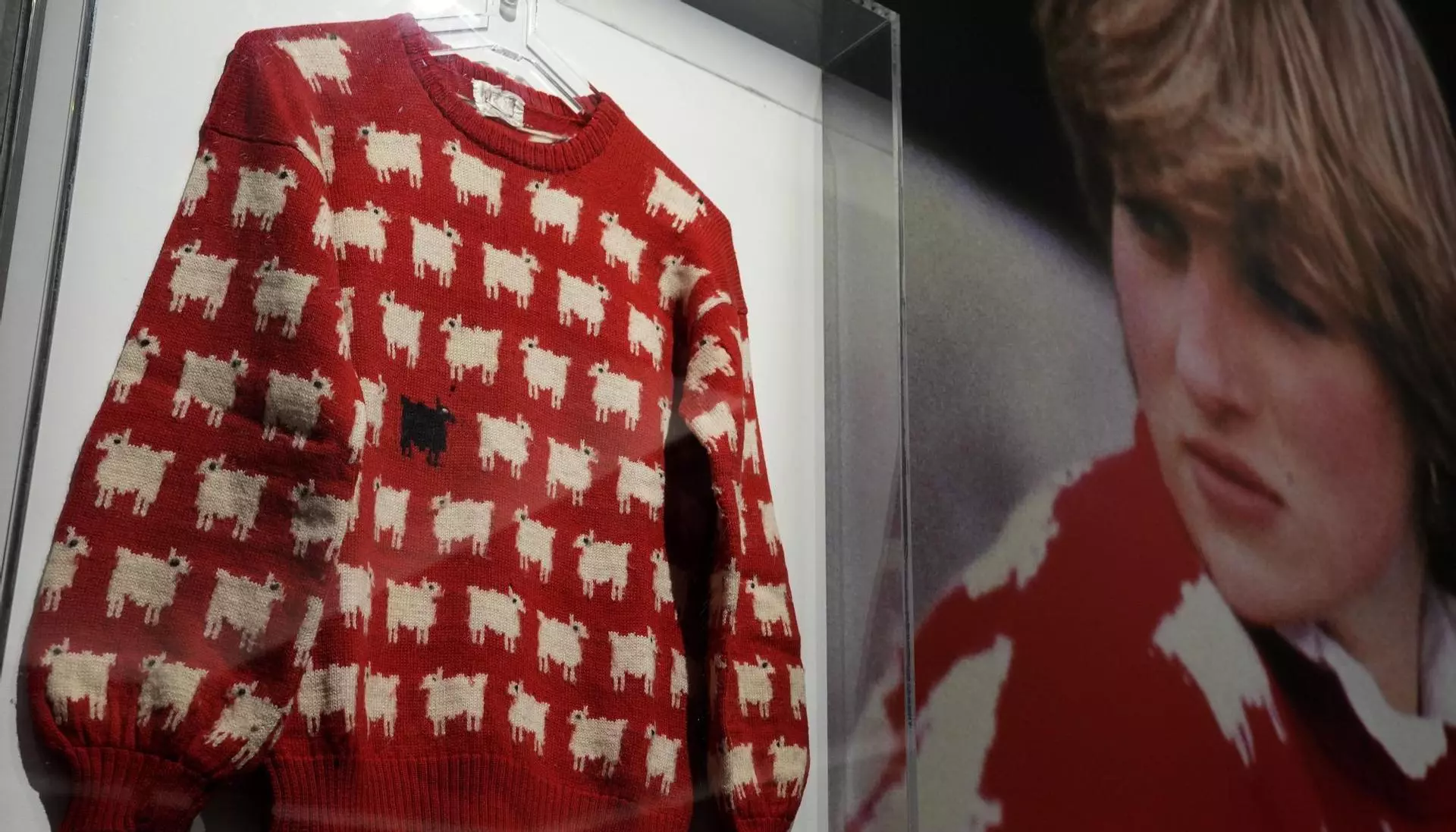 Королівські вівці: светр принцеси Діани продали за мільйон доларів