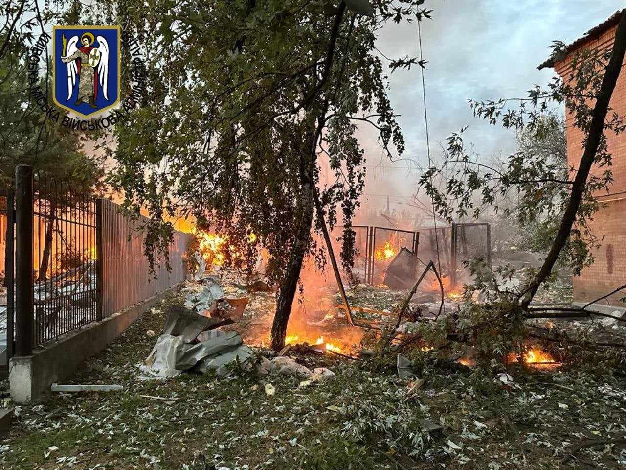 Уламки збитих ракет впали в трьох районах Києва: є постраждалі й пожежі