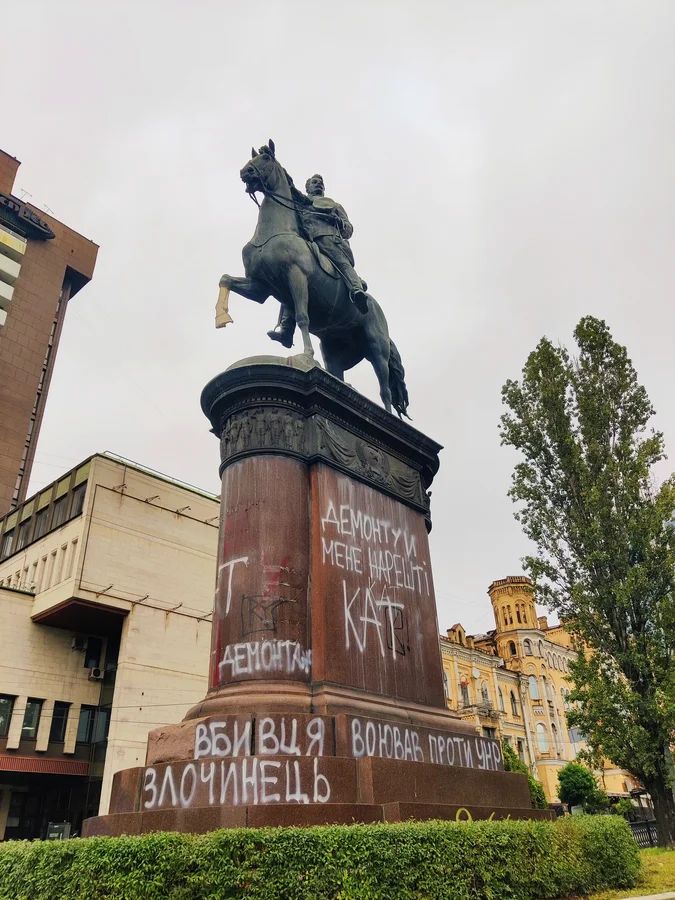 Пам’ятник Щорсу досі бованіє у Києві.
