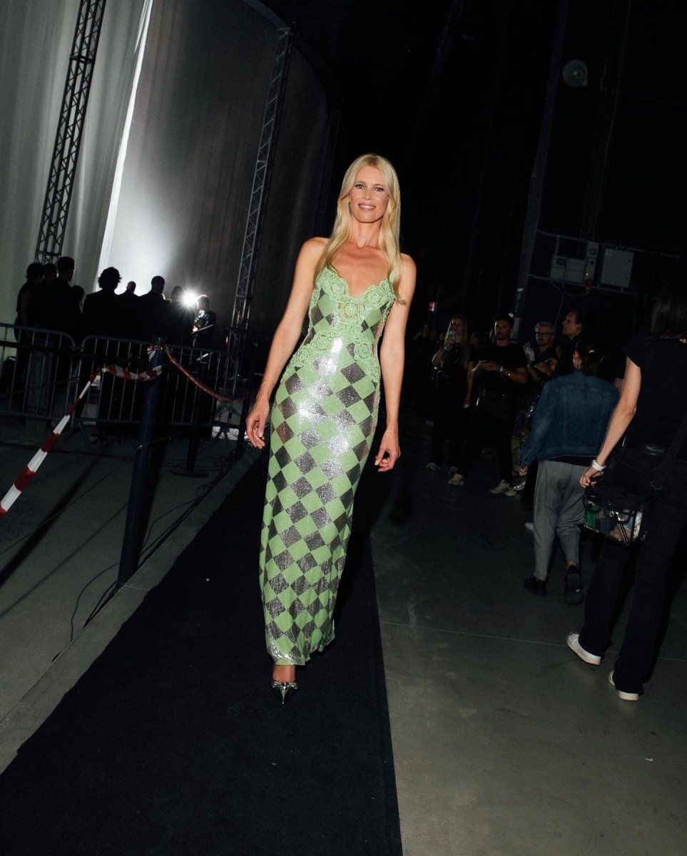 Супермодель Клаудія Шиффер зачарувала подіум Versace після 5-річної паузи