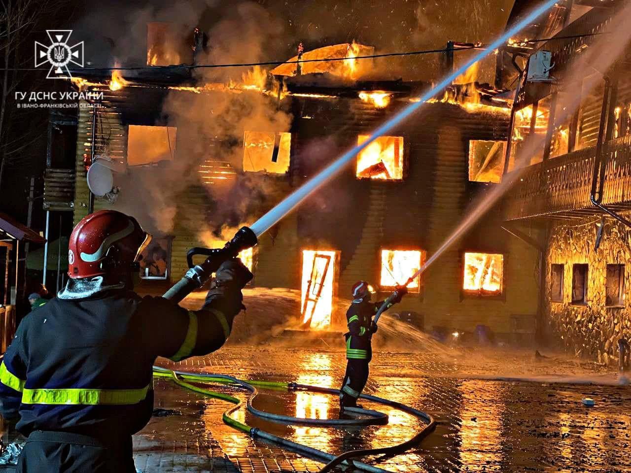 На Прикарпатті, у селі Красноїлля Івано-Франківської області, рятувальники ліквідували пожежу у відпочинковому комплексі. Вогонь охопив майже 750 кв м дерев’яної будівлі..