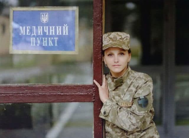 Українські жінки-медики можуть виїжджати за кордон незважаючи на військовий облік