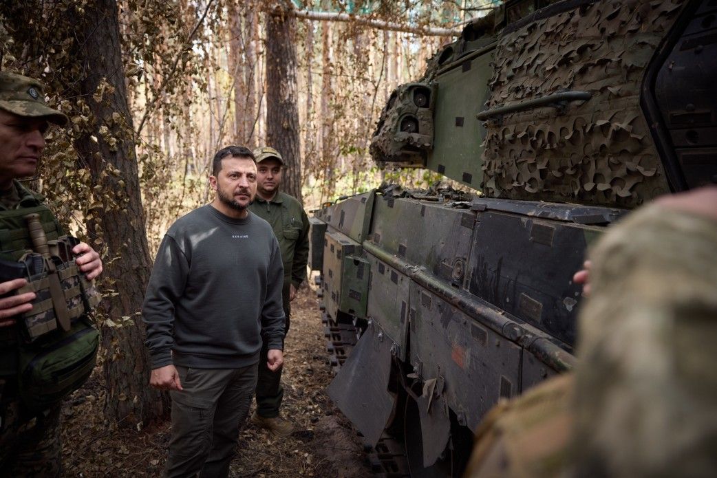 Зеленський оглянув приховані в лісі танки Leopard-2 та бойові машини піхоти CV-90.