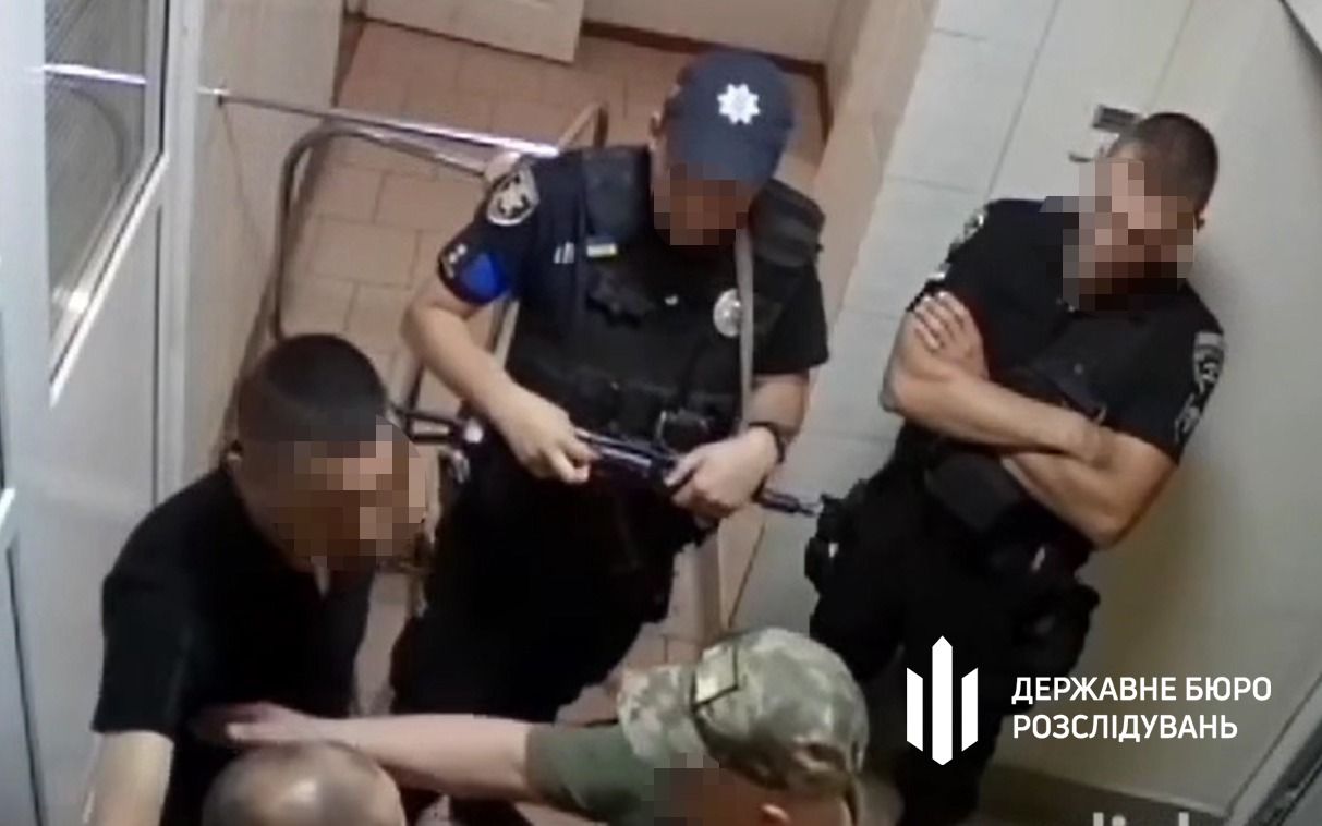 У Чернівцях поліцейські та працівники ТЦК викрали та побили чоловіка