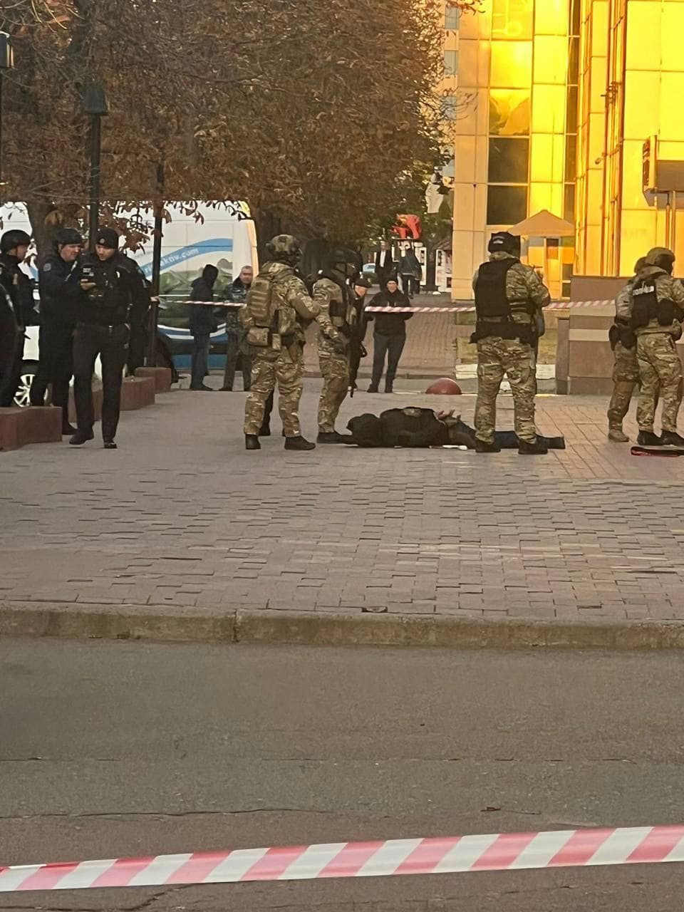 Захопив бізнес-центр у Києві: КОРДівці затримали озброєного чоловіка