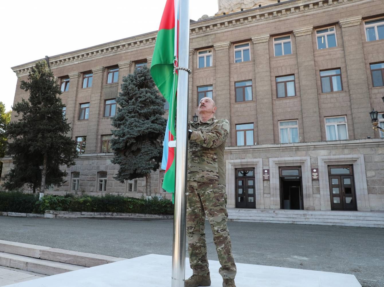 Ільхам Алієв підняв прапор Азербайджану над Карабахом