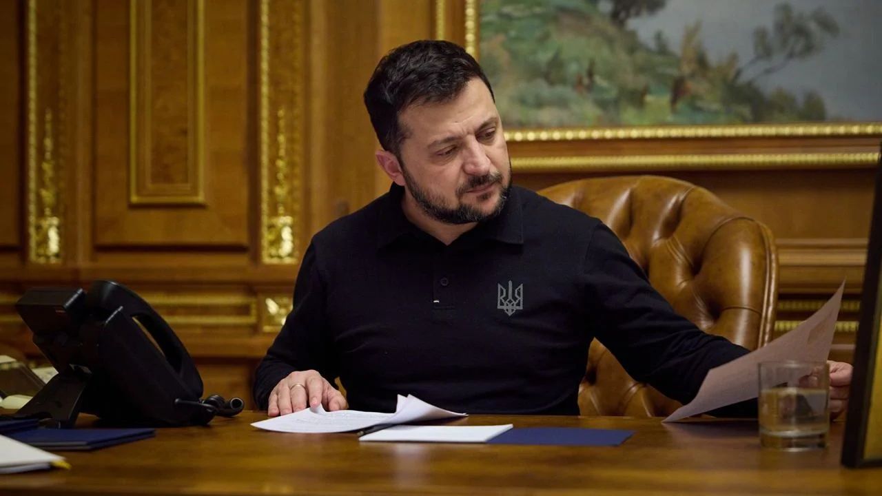 Дерадянизація: Зеленський узаконив ліквідацію смт та міст районного чи обласного значення