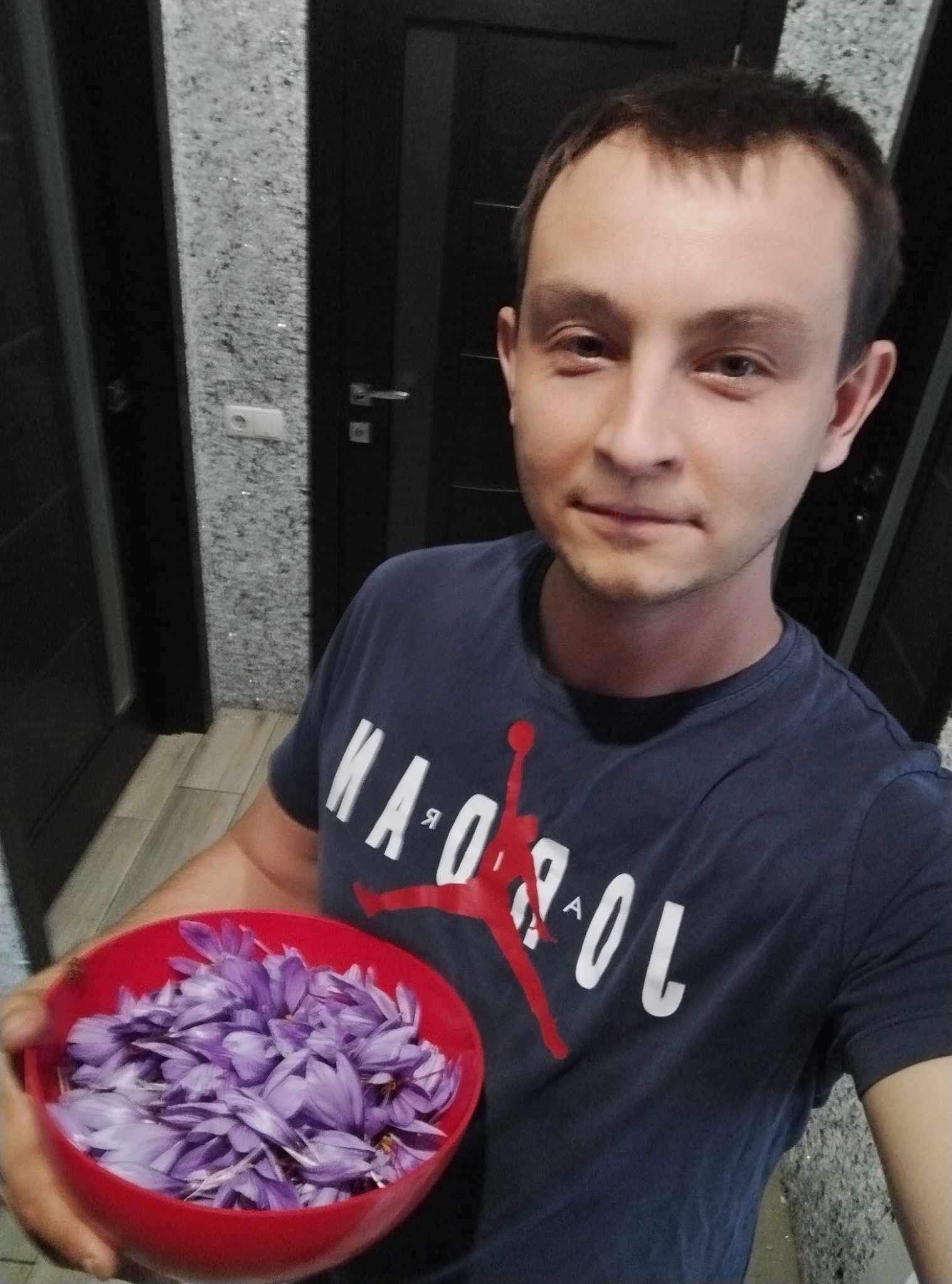 Спеція, коштовніша за золото: як економіст із Гадяча почав вирощувати шафран