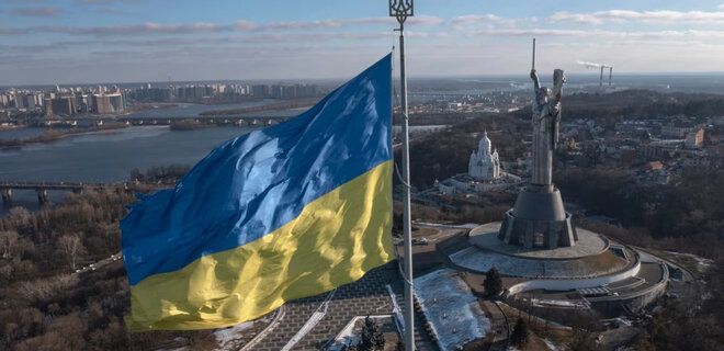Клята негода: у Києві пошкоджено найбільший прапор України