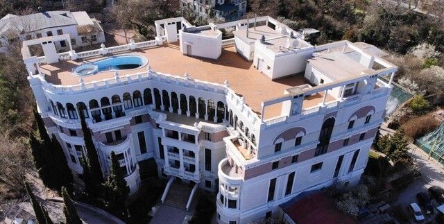Кримська квартира Олени Зеленської розташована в елітному житловому комплексі "Імператор" в Лівадії.