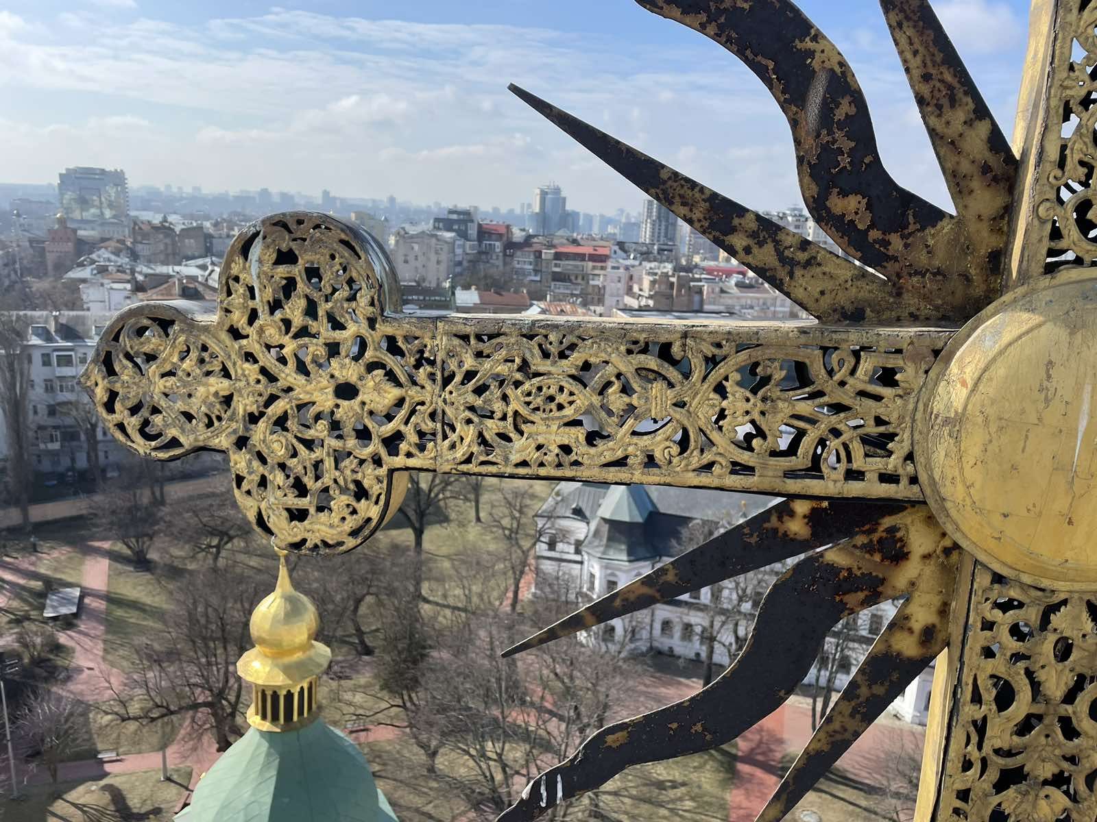 За рахунок меценатських коштів виготовлено 6 хрестів та заплановано виготовлення центрального хреста на куполах офії Київської.