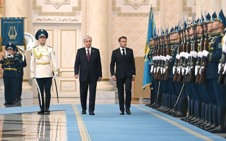 Макрон у Казахстані нахвалює Токаєва за відмову бути васалом