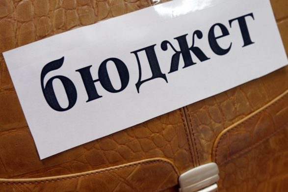 Долар гривню береже: що очікує на економіку України у 2024 році — прогноз