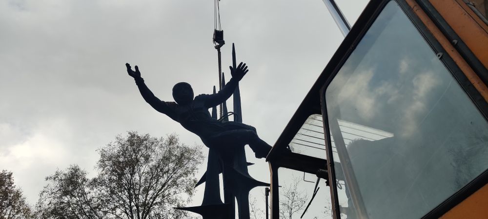 Скульптура, що складається із трьох променів-зірок та людини у скафандрі більше не бованіє у Львові.