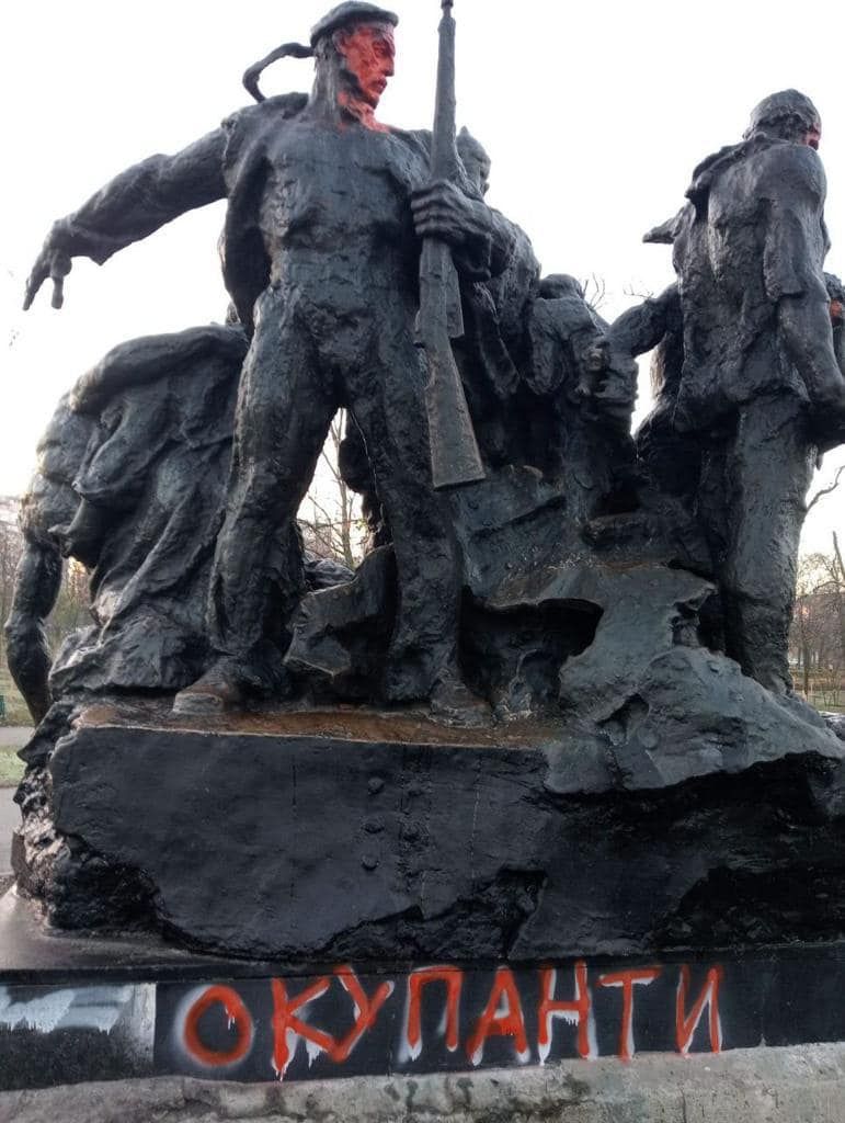 На Дарниці замість радянського пам'ятника хочуть встановити монумент Героям України.