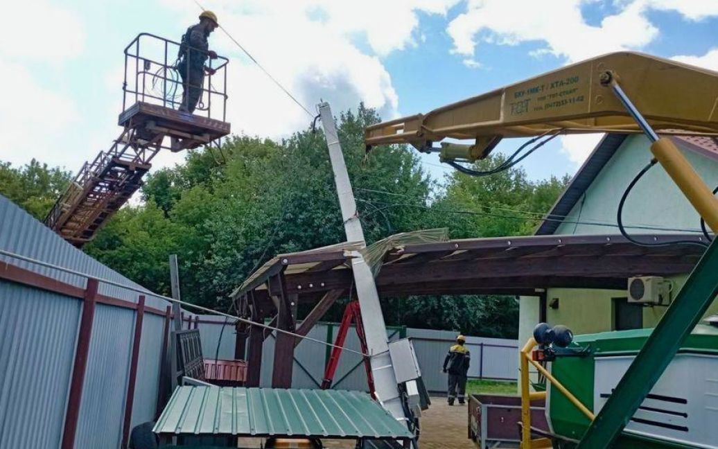 Негода на Київщині залишила без світла 8 тисяч осель