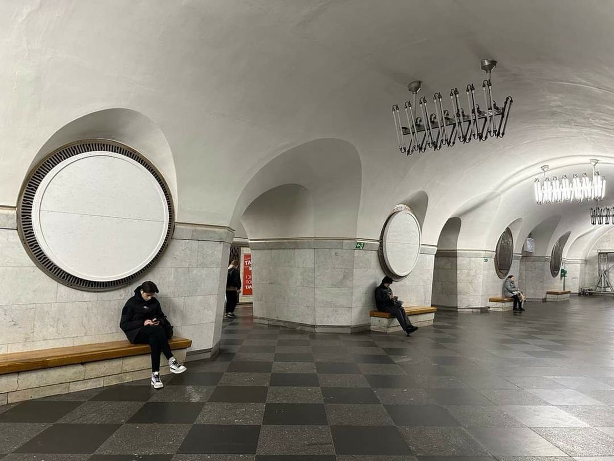На станції метро «Вокзальна» у Києві замаскували оздоблення з комуністичною символікою