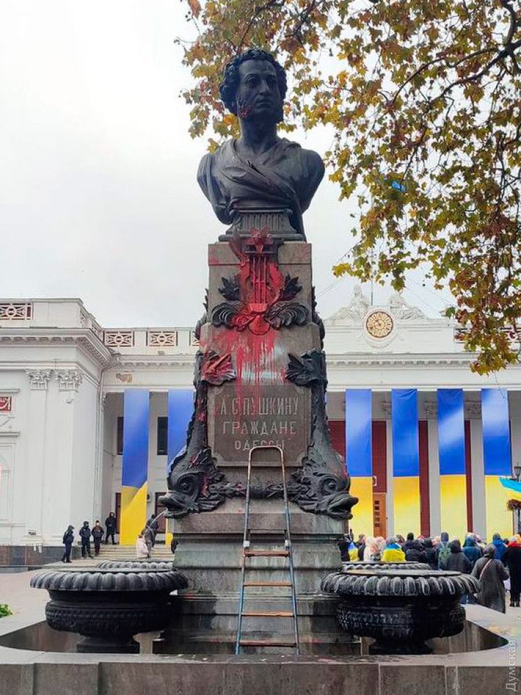 На Приморському бульварі Одеси облили фарбою пам’ятник Пушкіну