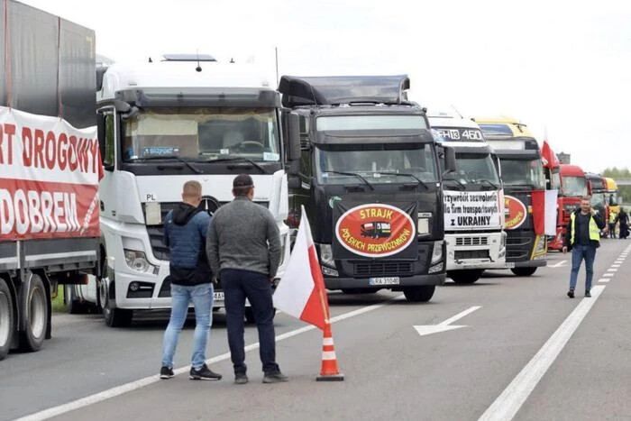 У чергах до 3,5 тис. вантажівок: перевізники в Польщі блокують 4 КПП