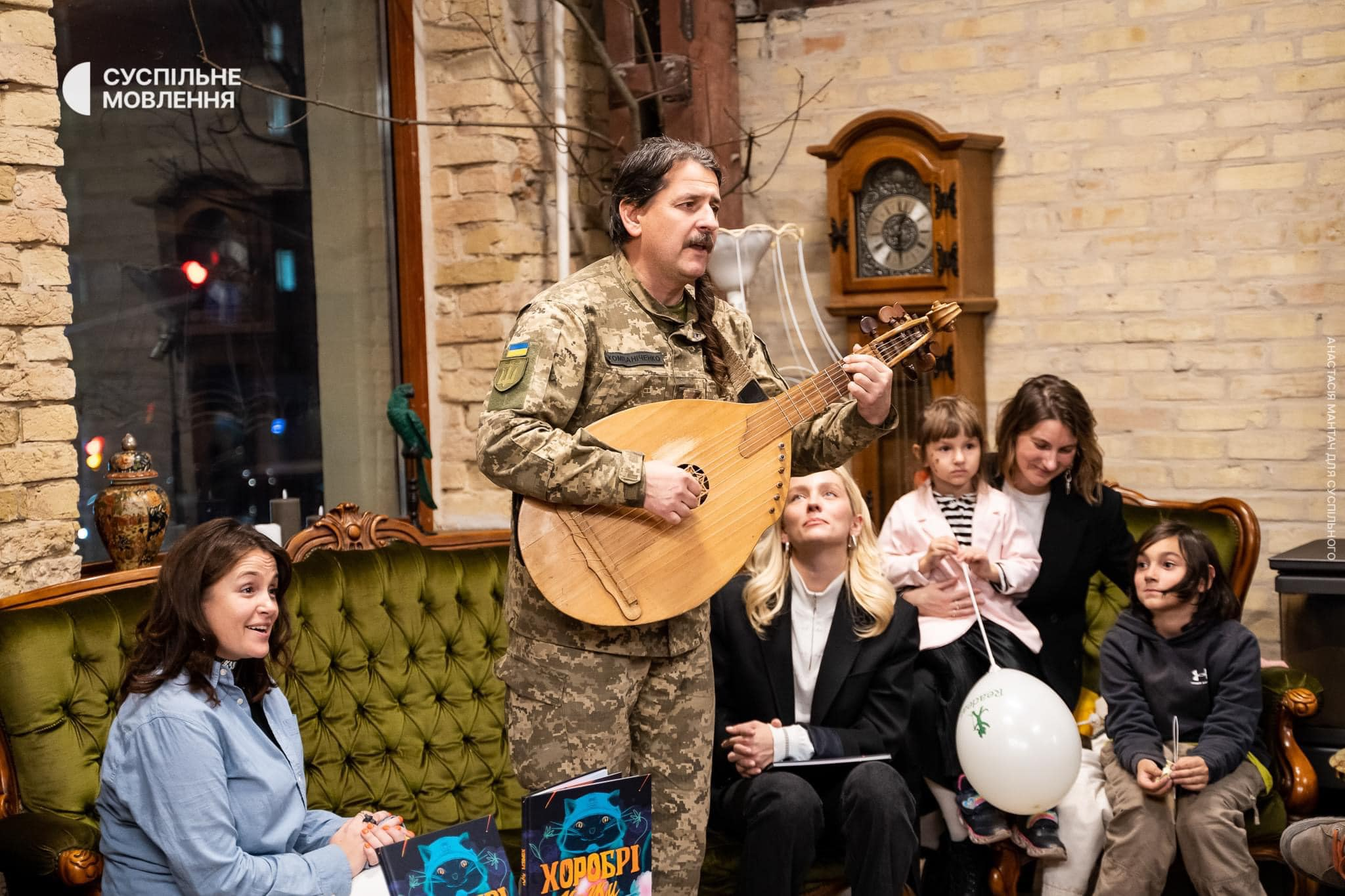 Історії воєнного часу: записані голосами відомих українців терапевтичні казки для дітей вийшли друком