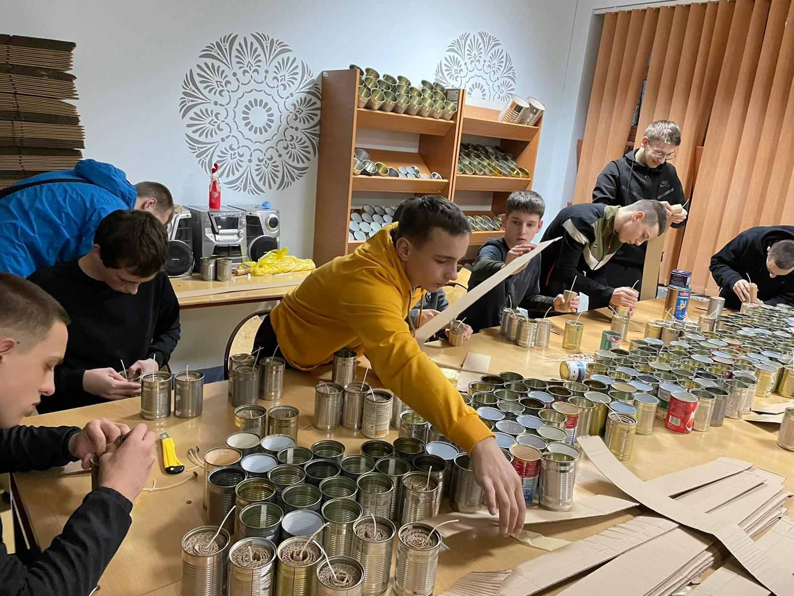 Українські та польські школярі передали військовим на фронт понад 1000 окопних свічок