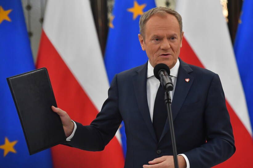 Лідер "Громадянської платформи" Дональд Туск різко розкритикував уряд Польщі за мовчазну, вичікувальну позицію щодо ситуації блокування кордону.