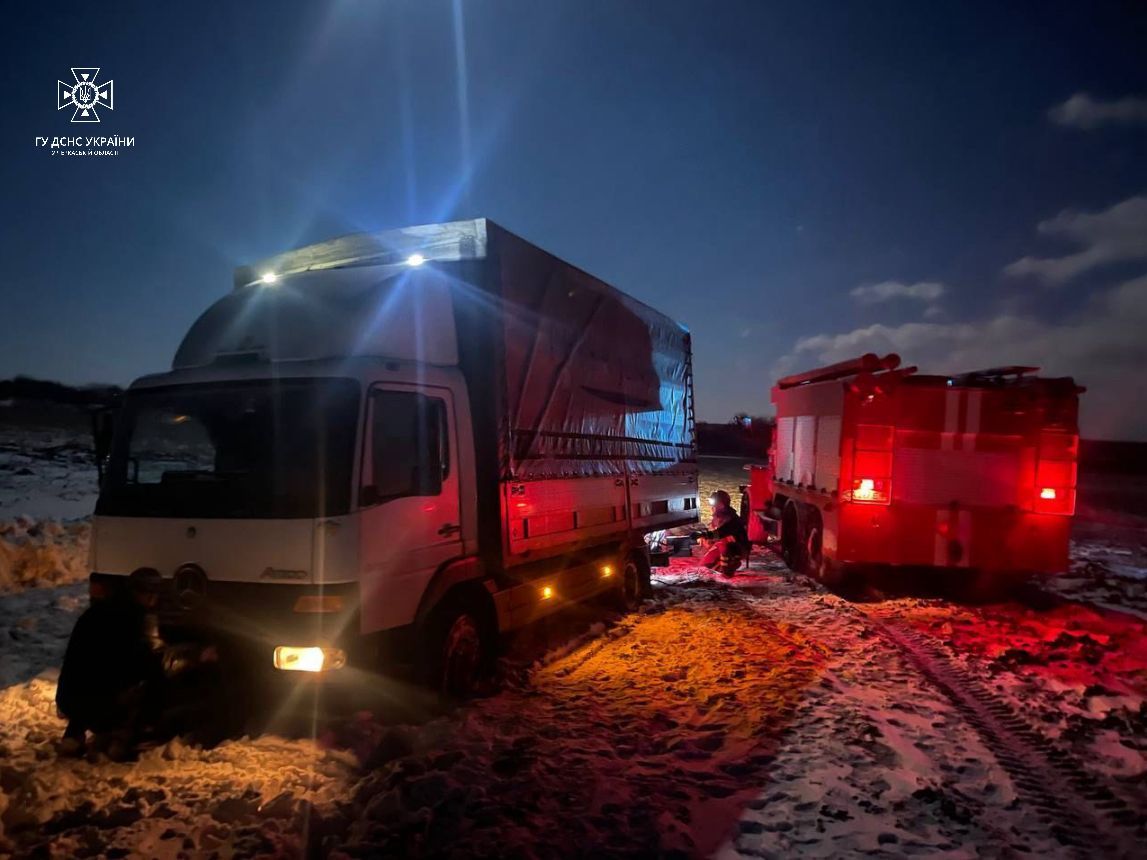 Негода не вщухає: в Україні знеструмлено дев'ять областей, перекриті дві дороги