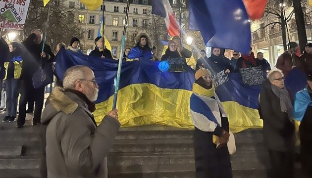 У ході до роковин Голодомору взяли участь близько сотні українців та кількадесят французьких громадян.