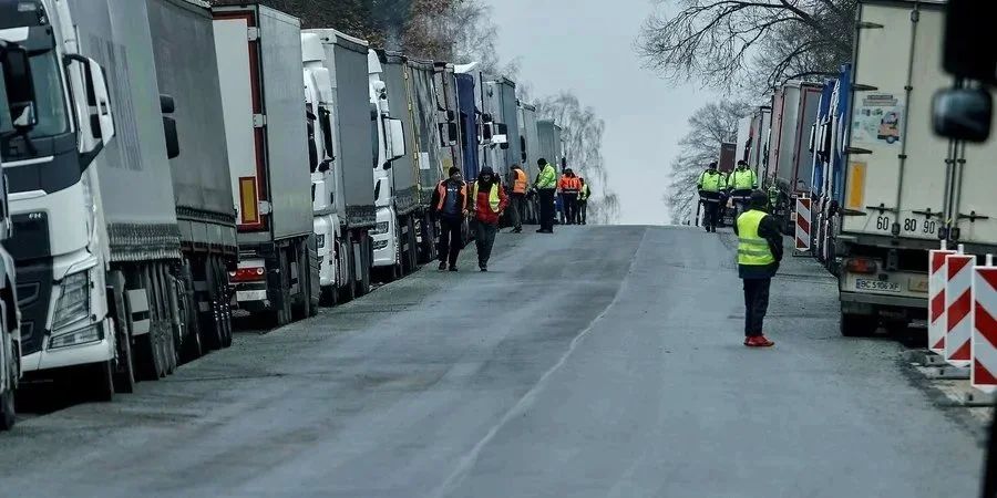 Блокадна епопея на кордоні: знову запрацював пункт пропуску зі Словаччиною