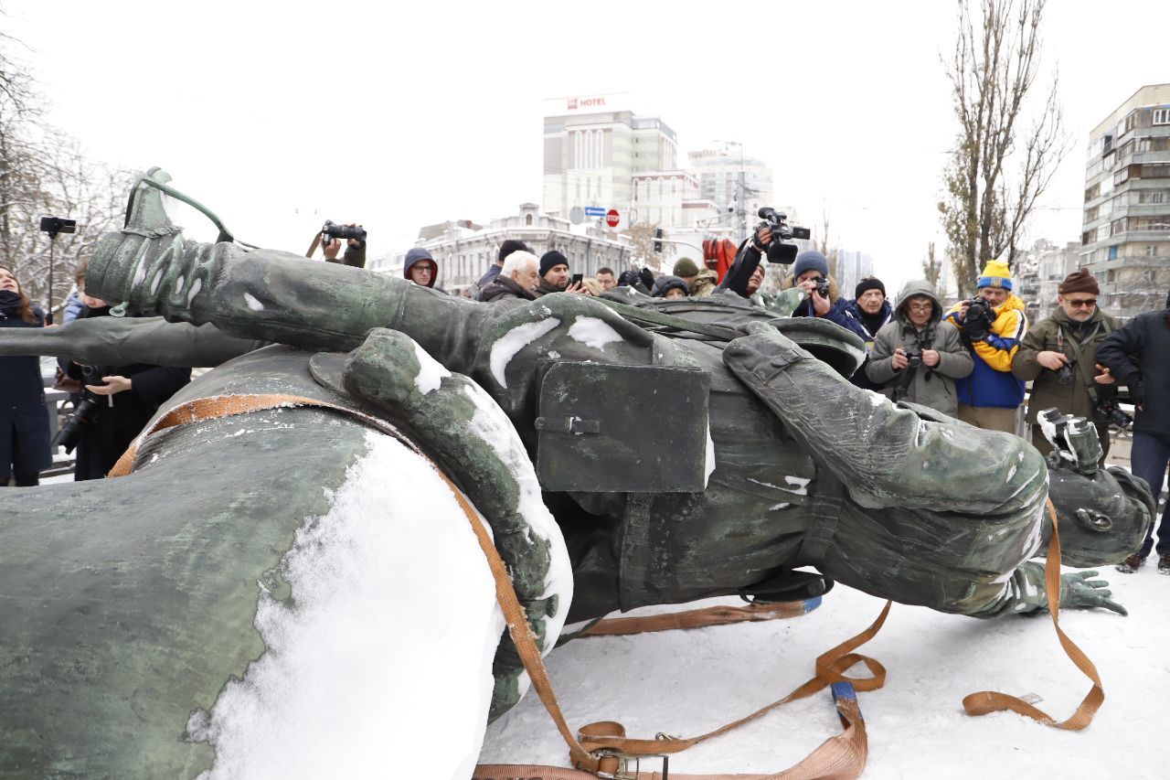 Пам'ятник Миколі Щорсу в Києві демонтували за 6 годин, фото
