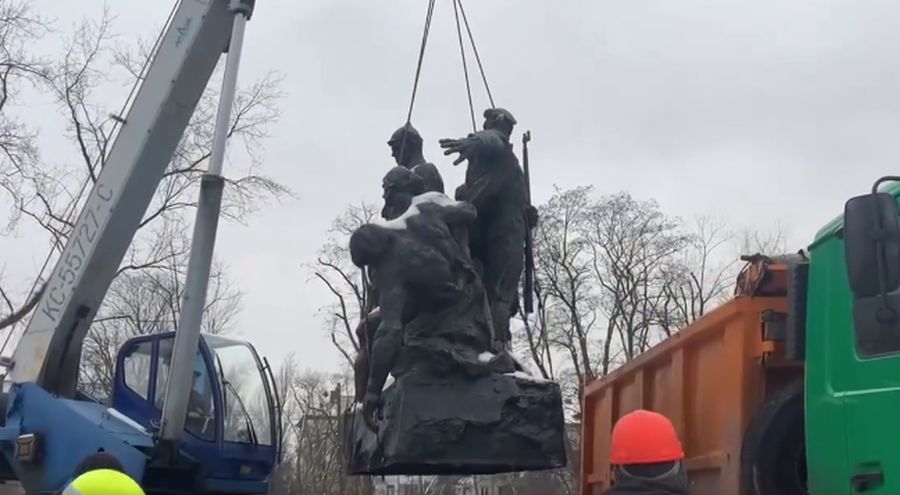 У Києві демонтували пам’ятник більшовикам бронепоїзда «Таращанець»