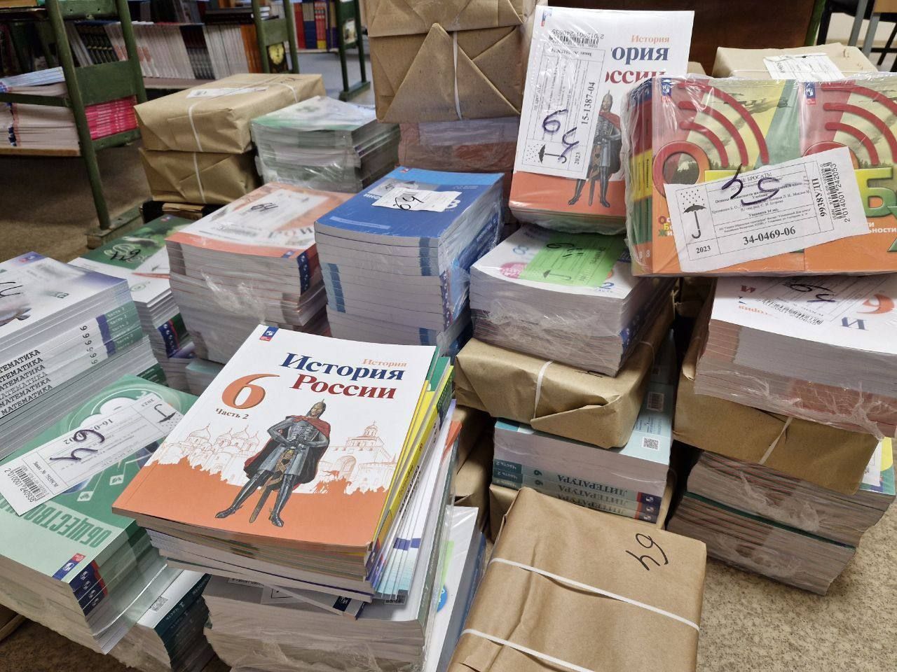 До Маріуполя рашисти завезли тонни пропагандистських підручників, фото