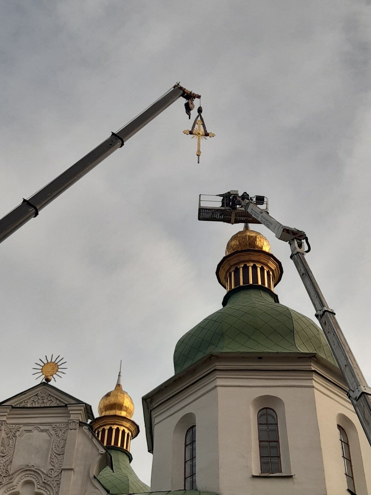 Оновлення Софійського собору: на куполи встановили відреставровані хрести, фото