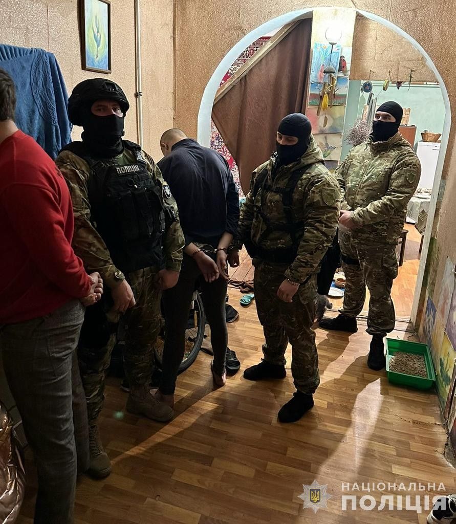 У Дніпрі поліція затримала групу підлітків за звіряче вбивство безпритульної, відео