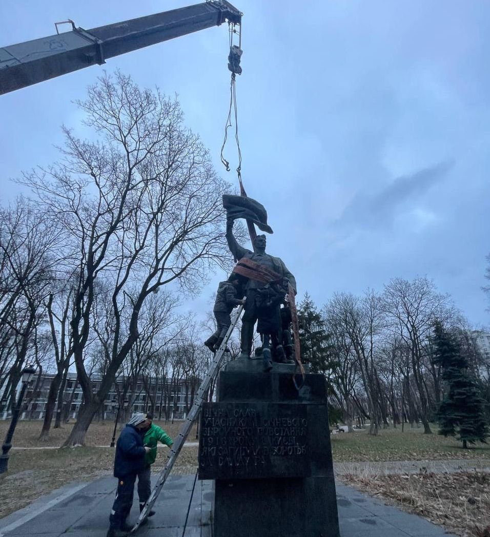 У Маріїнському парку Києва демонтували пам’ятник учасникам «січневого повстання»