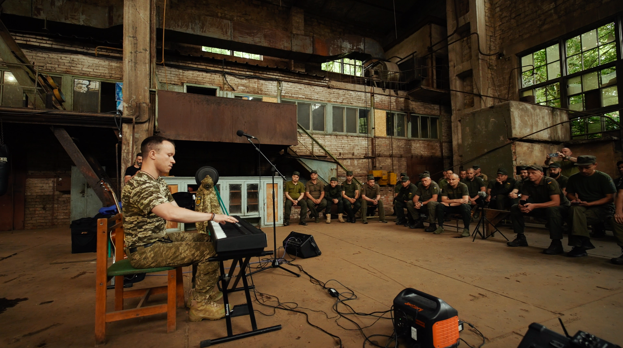 «Піаніст» з культурного десанту: військовий Михайло Олійник створює на передовій фортепіанні мініатюри