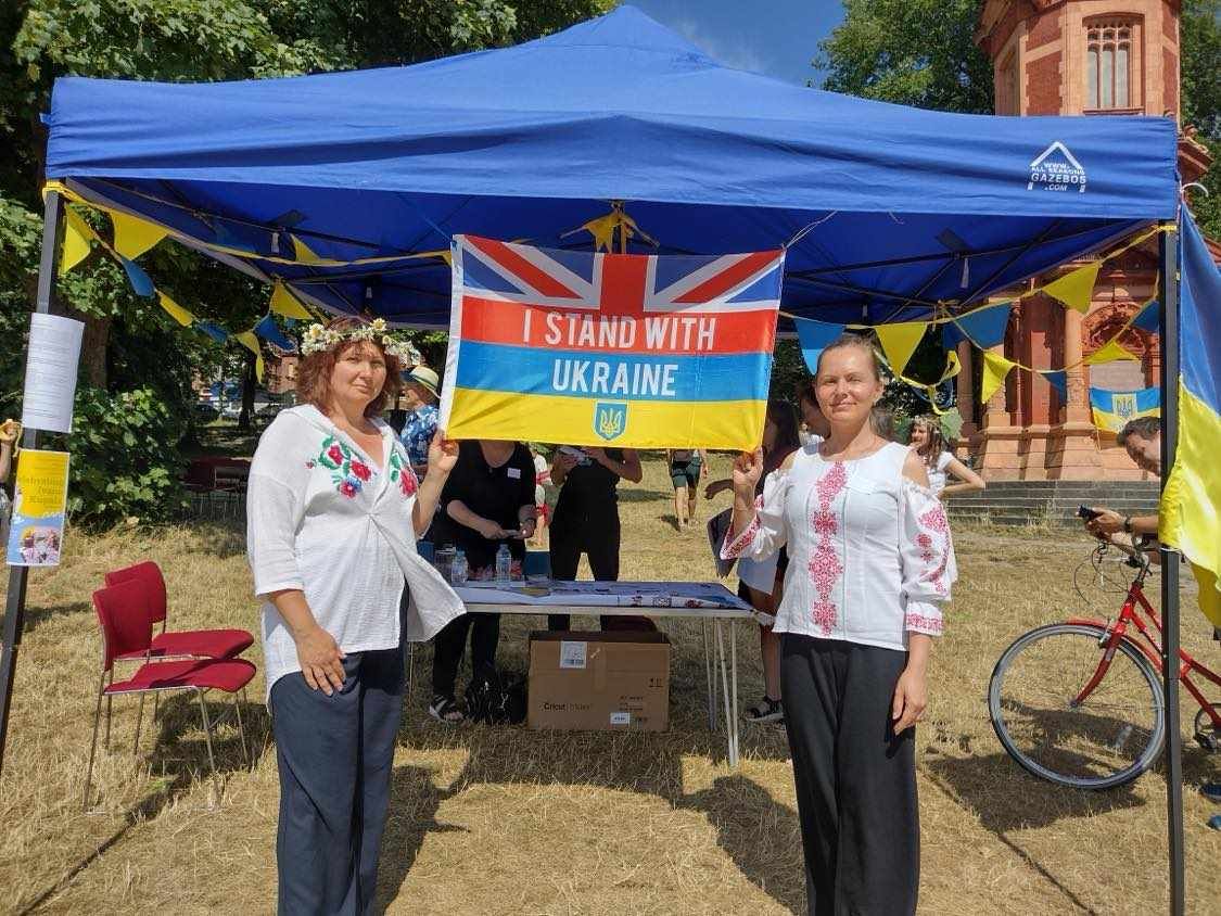 Мисткиня Тетяна Чеховська-Косцова допомагає ЗСУ власноруч створеними ляльками-мотанками