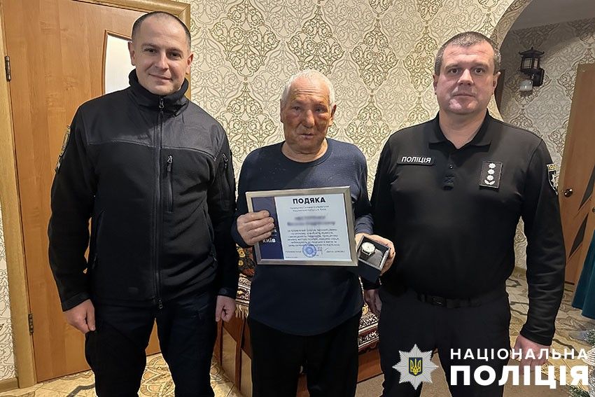 Палаюче авто відвів від інших машин: поліцейські нагородили мужнього киянина-пенсіонера