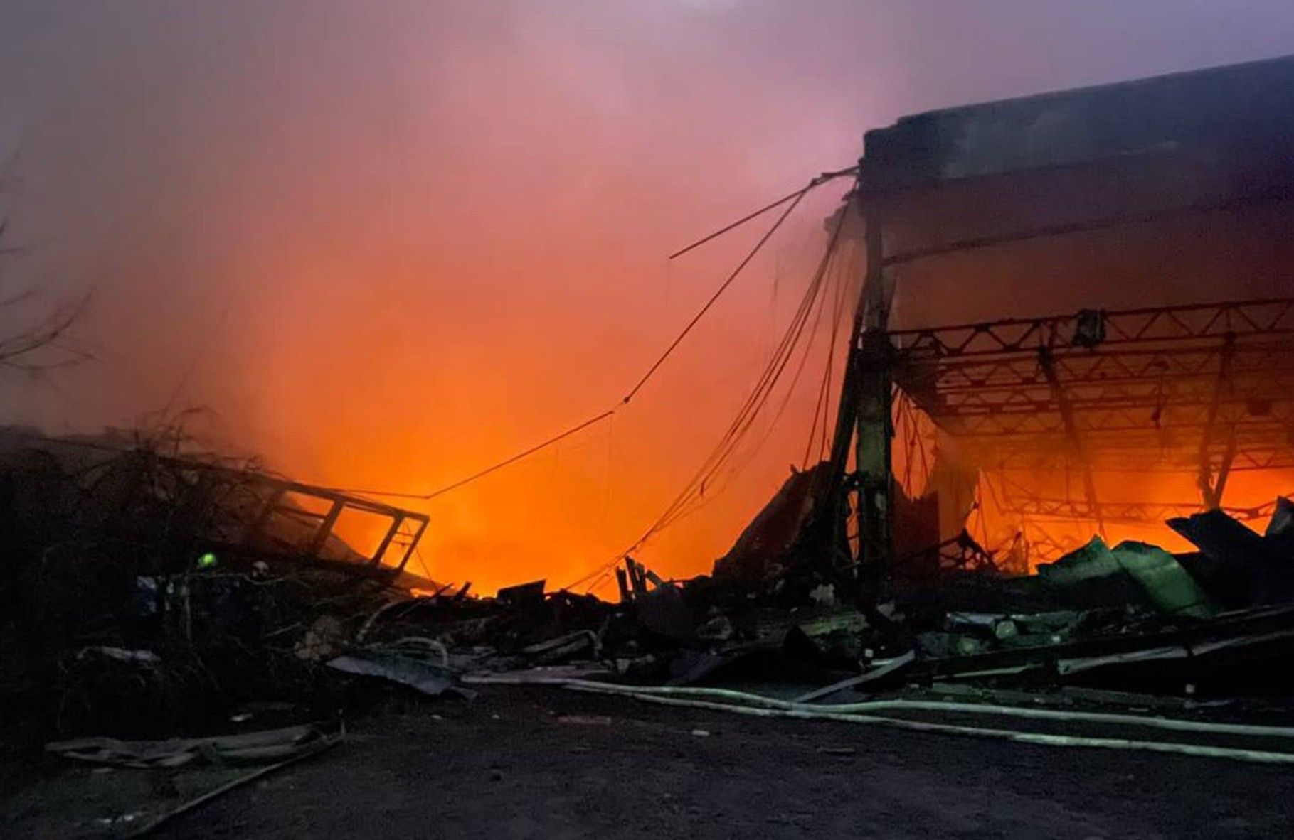 Наслідки атаки: в Києві зруйновано фабрику з виробництва тактичного одягу M-TAC