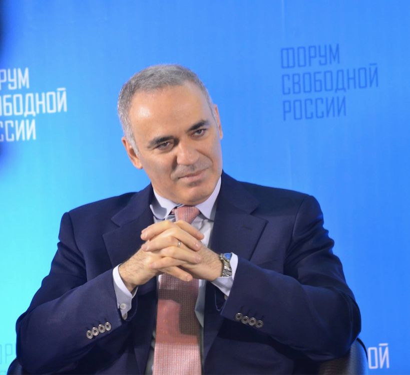 Гаррі Каспаров, який зараз живе в Америці, не виключає, що в планах американського політичного істеблішменту є домовитися з Путіним.