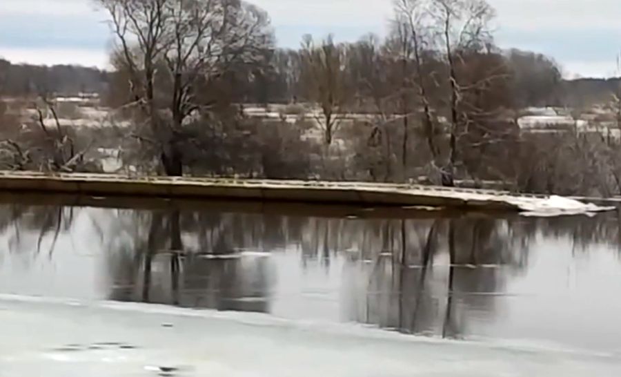 Несподіваний недільний «подарунок»: до України прибився понтонний міст росіян