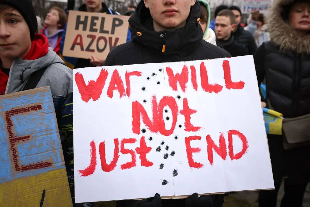 Протестувальник тримає банер із написом «Війна просто так не закінчиться», коли активісти німецько-української групи Vitsche протестують біля канцелярії, вимагаючи збільшення військової підтримки Німеччини для України 6 січня 2024 року в Берліні,