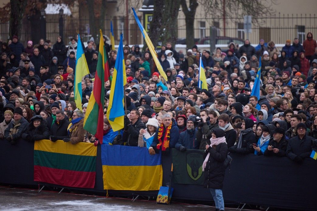 Зеленський у Вільнюсі: «росія не витримає, якщо продовжувати бити її»