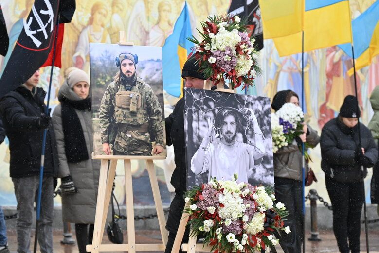 Максим Кривцов «Далі»: у Києві попрощалися з поетом-воїном, фото