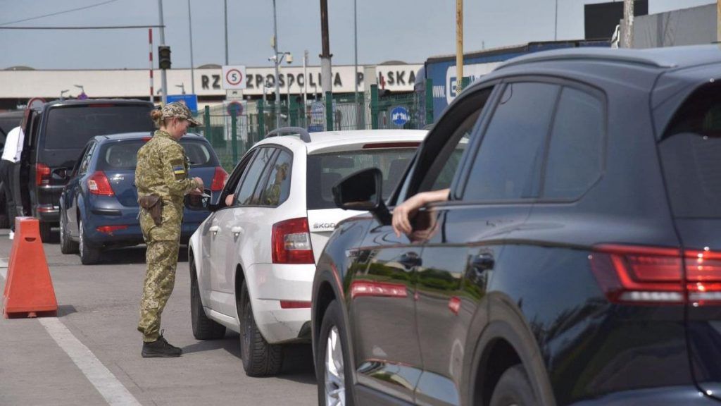Доставляєш з Європи автомобілі для ЗСУ – отримуй повістку на кордоні