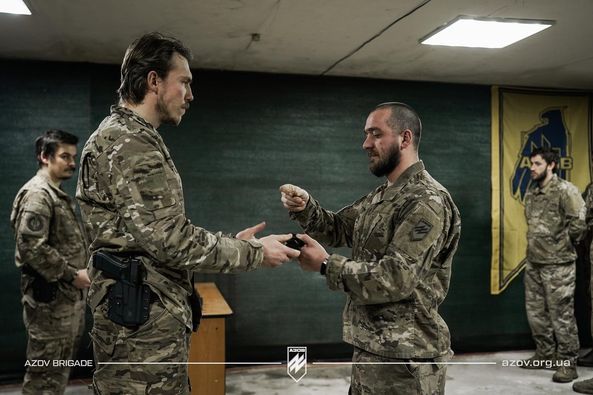 Командир бригади «Азов» нагородив бійців іменними ножами.