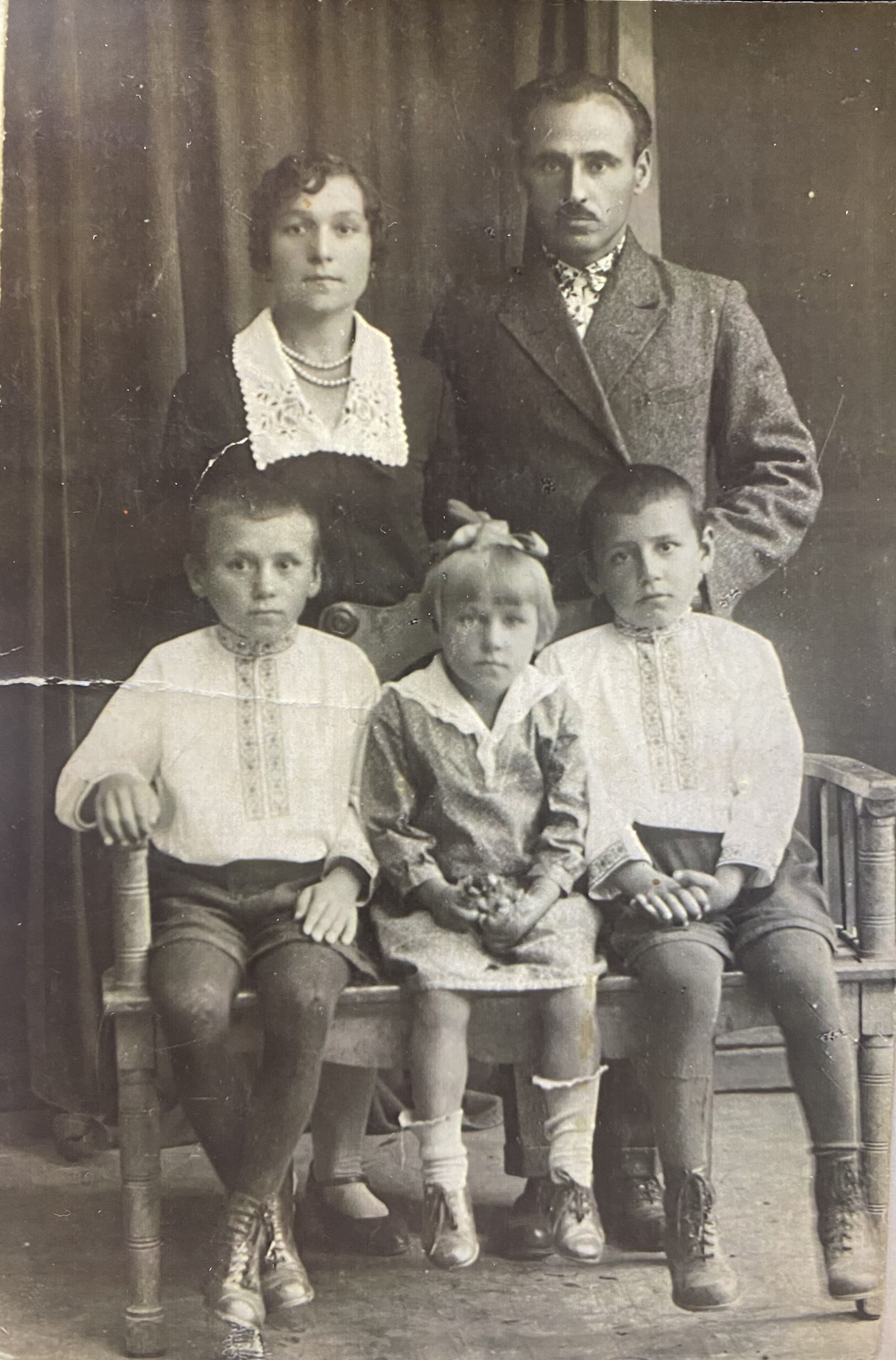 Протоієрей Микита Кохно з дружиною  Вірою і дітьми: Валентином, Катериною  і Тарасом.