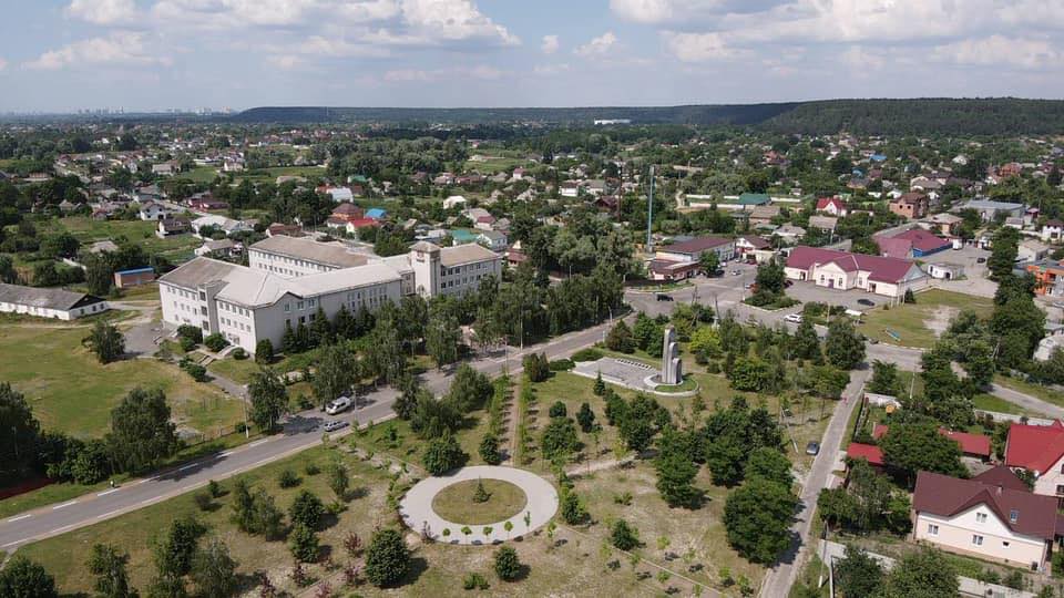 Не зробив сам — і іншим не дам: сільський голова Золочева веде неоголошену війну з волонтерами і меценатами